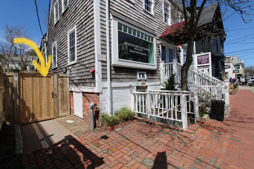 On Commercial St, beach, dining, nightlife, updated bright retreat. (2435)