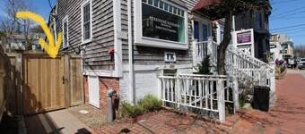 On Commercial St, beach, dining, nightlife, updated bright retreat. (2435)