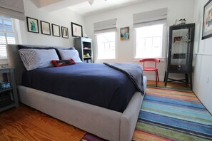 1 bedroom, iron/ironing board, WiFi, bed sheets - On Commercial St, beach, dining, nightlife, updated bright retreat. (2435) (Provincetown)
