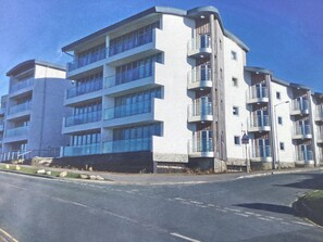 Exterior - Ocean Front top floor apartment, with far-reaching views. Sleeps 4. (Newquay)