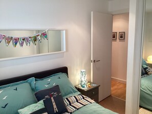 2 bedrooms, iron/ironing board, travel cot, free WiFi - Ocean Front top floor apartment, with far-reaching views. Sleeps 4. (Newquay)