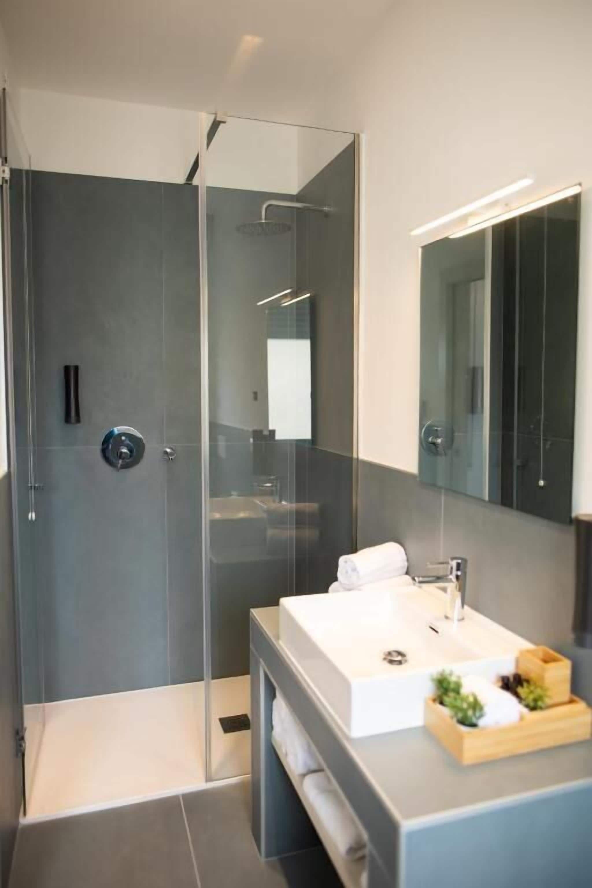 Dusche, kostenlose Toilettenartikel, Haartrockner, Handtücher