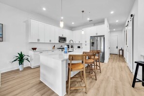 Refrigerador, microondas, horno, placa de cocina