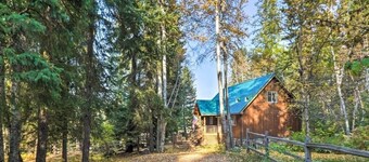 Peaceful Escape by the Water. Relax with the whole family at this peaceful place to stay. Tucked in the woods with breathtaking views of the river. Fire pit, large deck, river access and so much more!