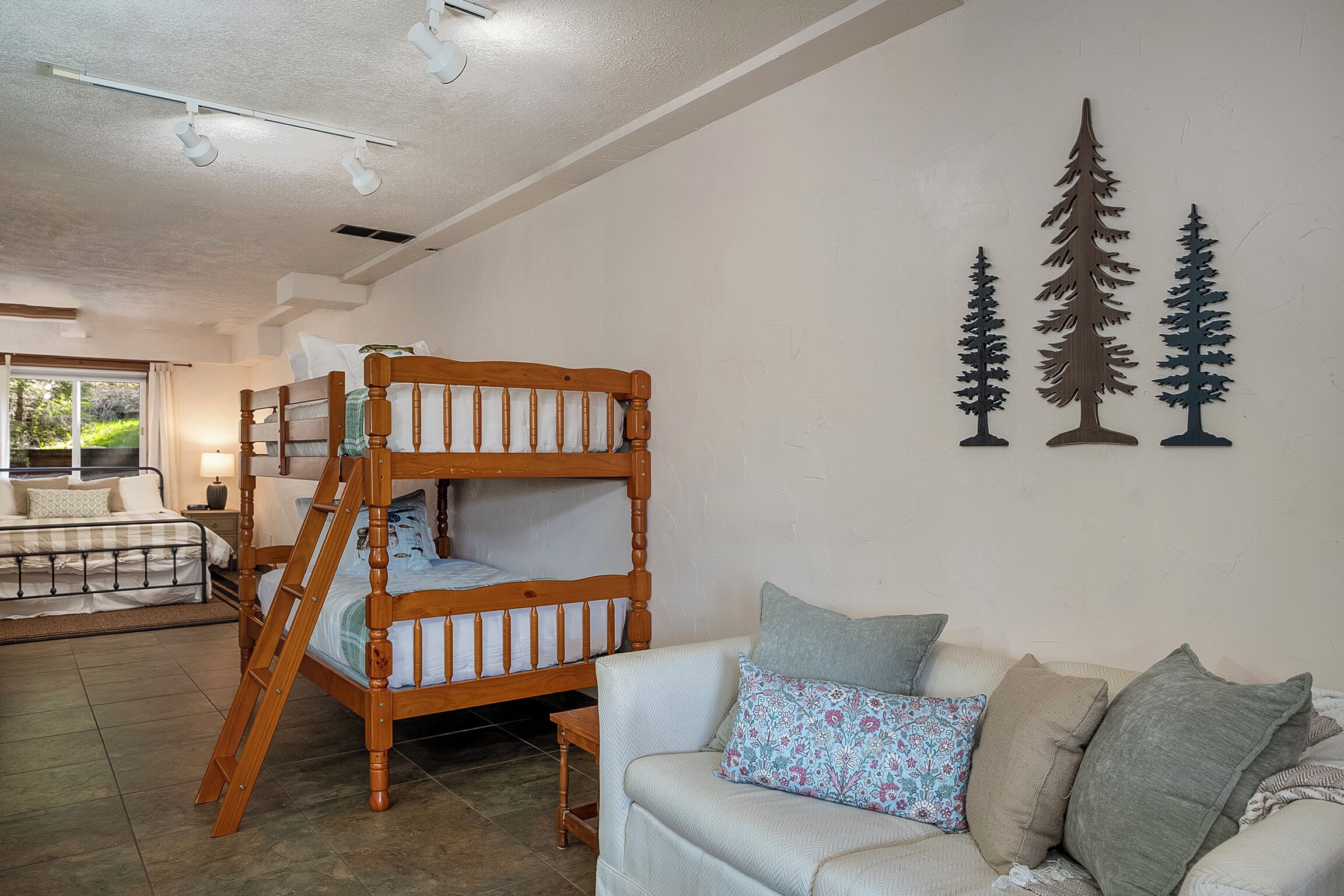 3 bedrooms, iron/ironing board, travel crib, free WiFi