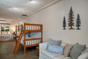3 bedrooms, iron/ironing board, travel cot, free WiFi - Peaceful Escape by the Water. Relax with the whole family at this peaceful place to stay. Tucked in the woods with breathtaking views of the river. Fire pit, large deck, river access and so much more! (Hungry Horse)