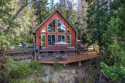 Peaceful Escape by the Water. Relax with the whole family at this peaceful place to stay. Tucked in the woods with breathtaking views of the river. Fire pit, large deck, river access and so much more!