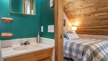 3 bedrooms, iron/ironing board, travel cot, free WiFi