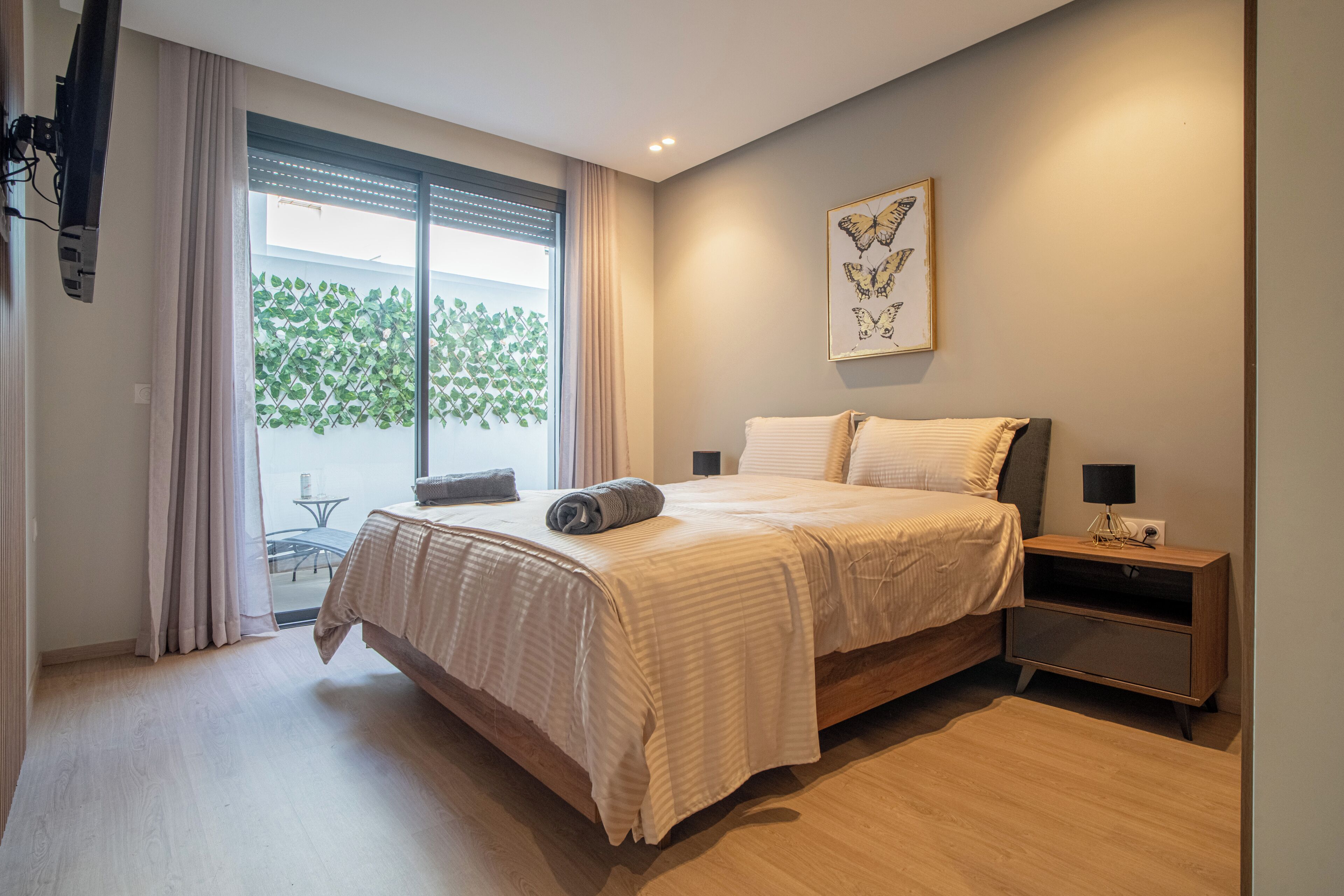 2 bedrooms, desk, iron/ironing board, WiFi