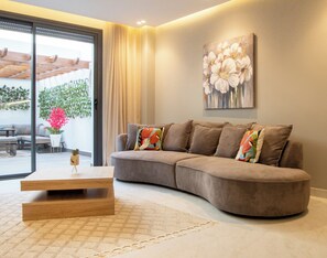 Smart TV - 2-bedroom apartment with terrace,  minutes to shopping, train, restaurants. (Tangier)