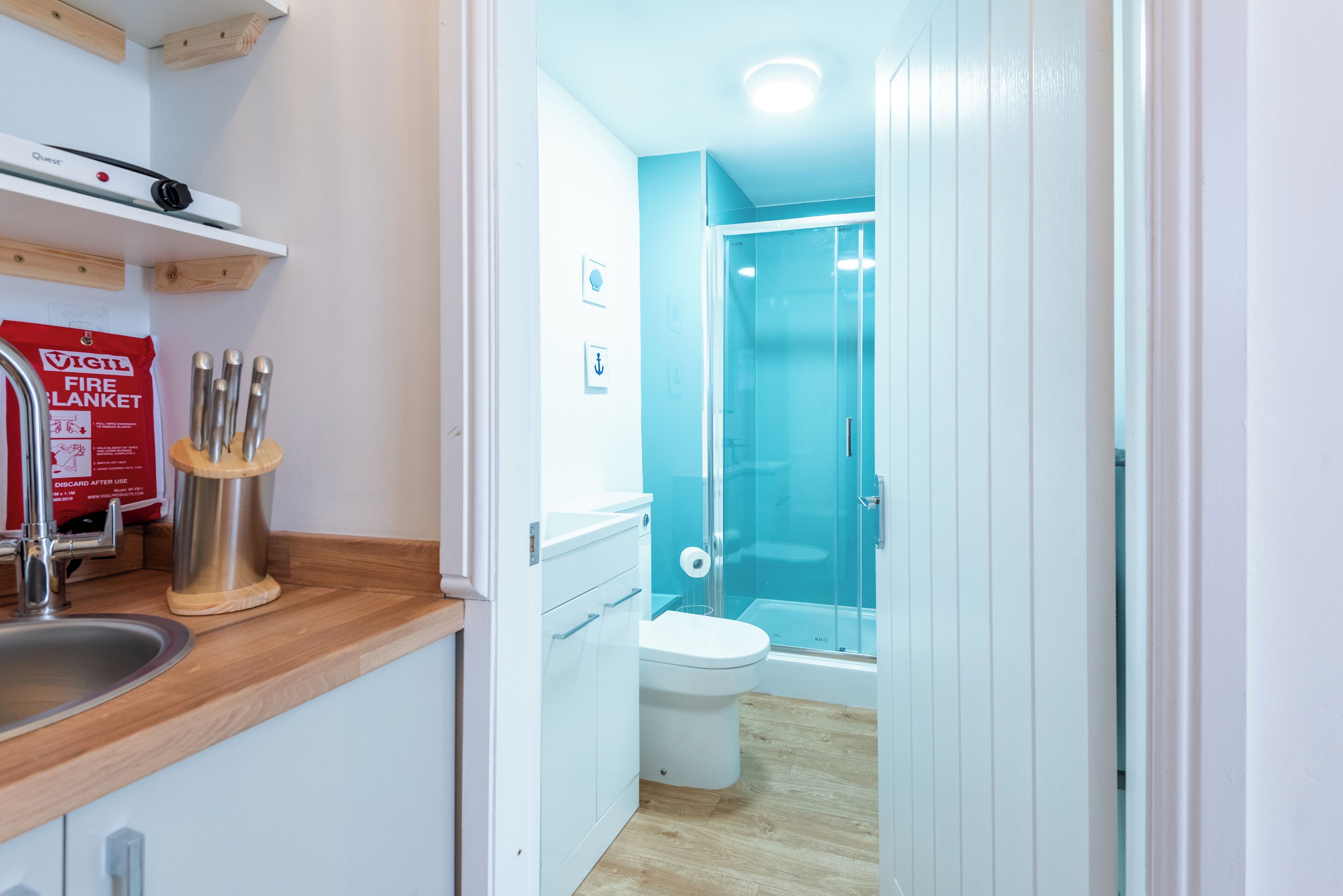 Standardzimmer | Badezimmer | Dusche, Handtücher