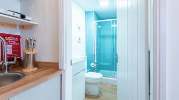 Standardzimmer | Badezimmer | Dusche, Handtücher