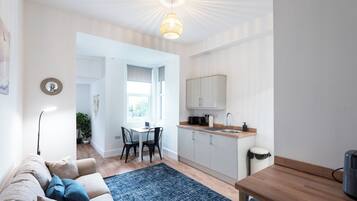Familienzimmer, Gartenblick | Wohnbereich | Fernseher