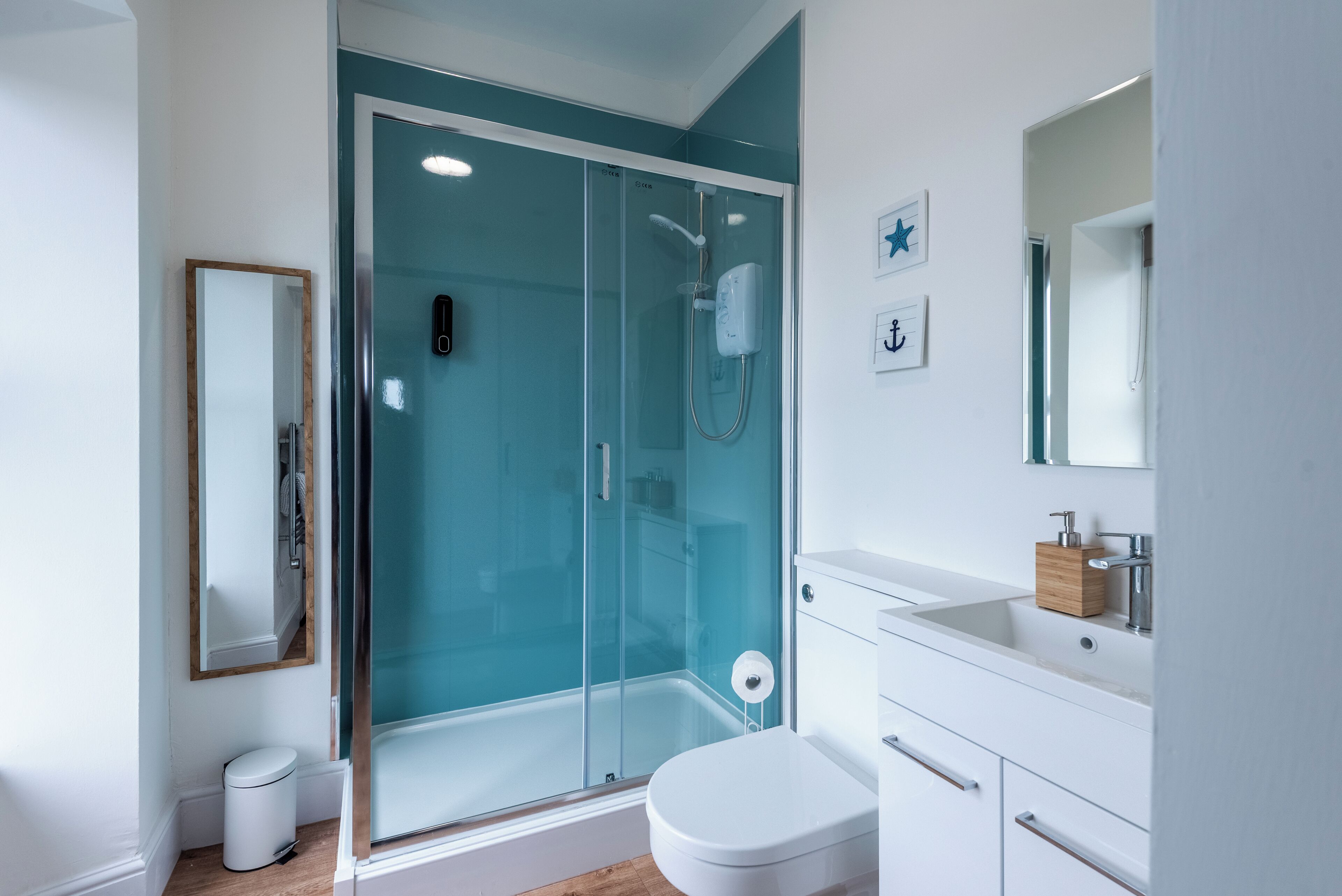 Classic Room, Partial Sea View | Bathroom | Shower, towels
