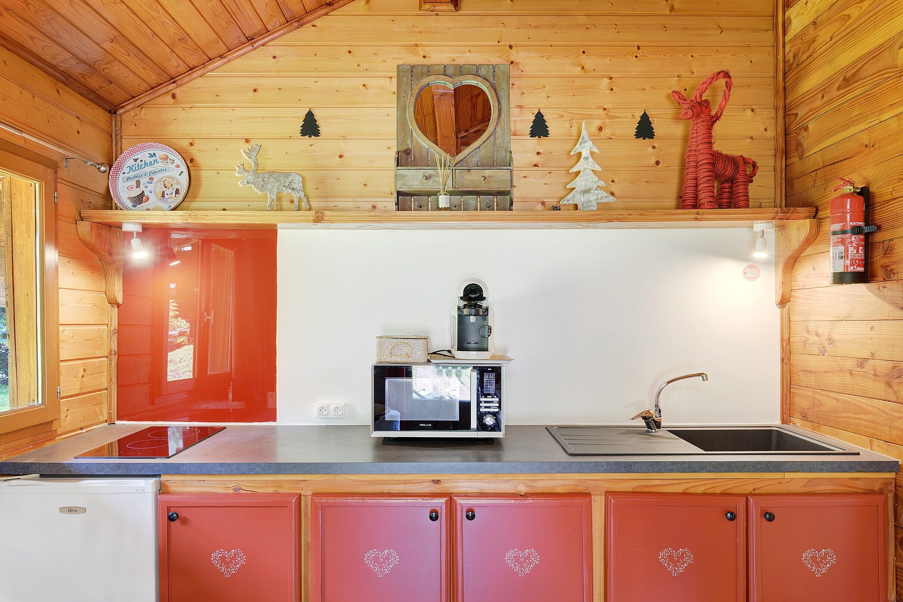 Réfrigérateur, micro-ondes, plaque de cuisson, cafetière/bouilloire