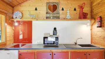 Réfrigérateur, micro-ondes, plaque de cuisson, cafetière/bouilloire