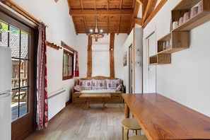 Un plafond en bois, un banc en bois, une table en bois, un canapé en bois et une fenêtre avec vue.