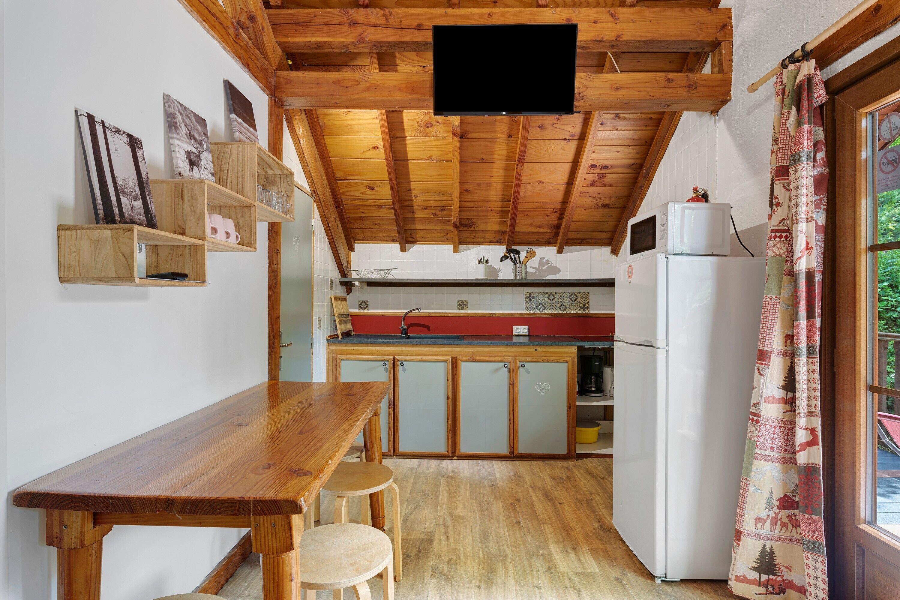 Réfrigérateur, micro-ondes, plaque de cuisson, cafetière/bouilloire