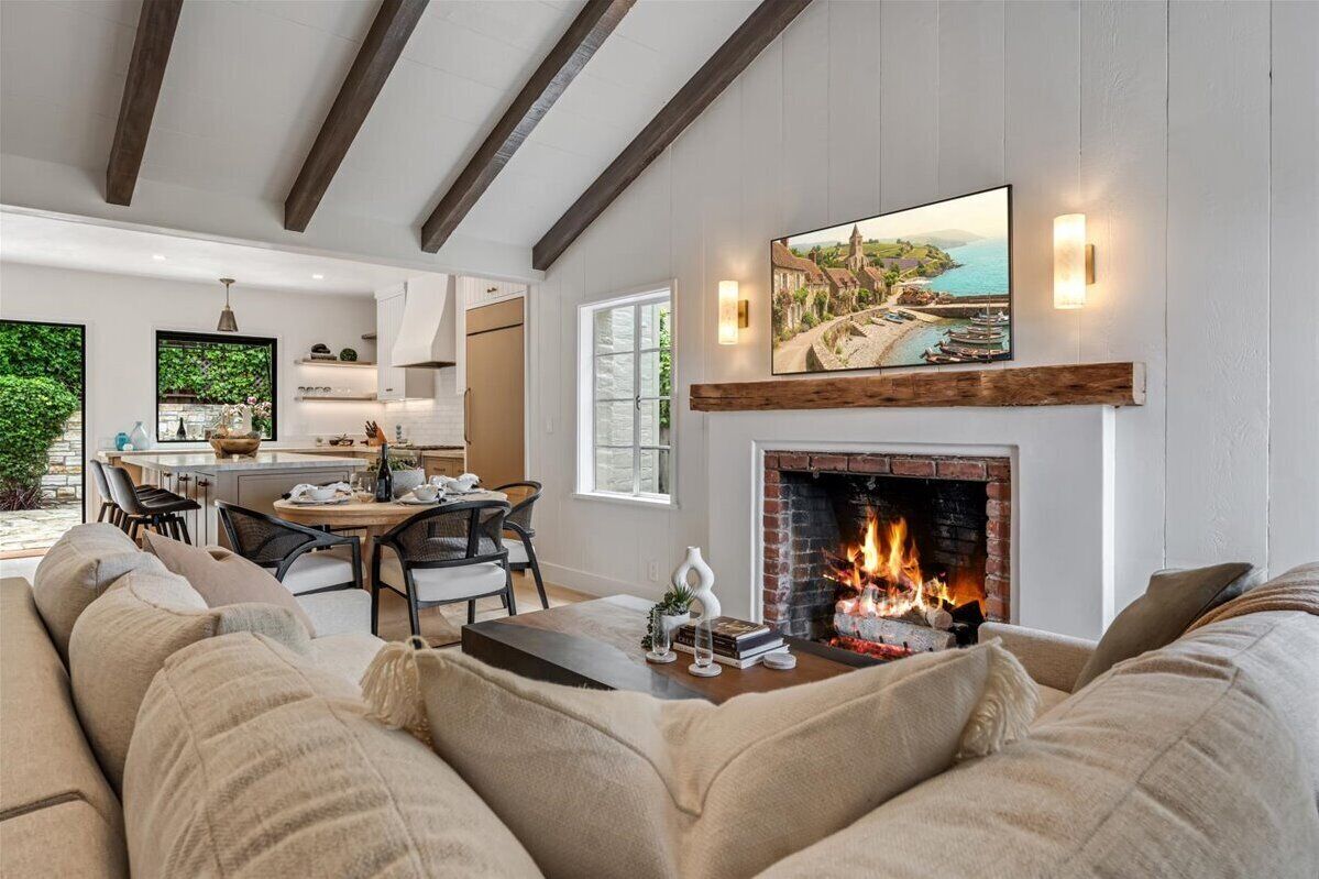 Smart TV, fireplace