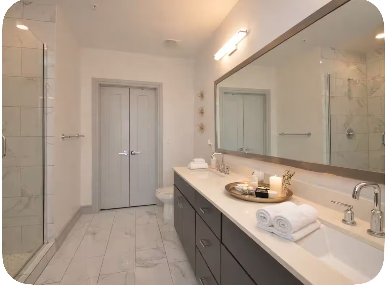 Secadora de cabello, toallas, jabón, papel de baño 