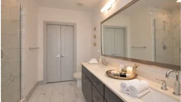 Secadora de cabello, toallas, jabón, papel de baño