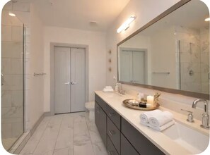 Secadora de cabello, toallas, jabón, papel de baño 