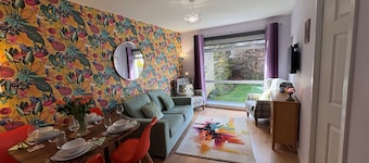Stylish 2 bedroom Cottage Near Stirling + Parking & Pets