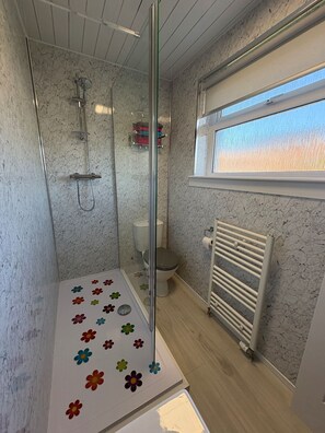 Shower, hair dryer - Stylish 2 bedroom Cottage Near Stirling + Parking & Pets (Stirling)