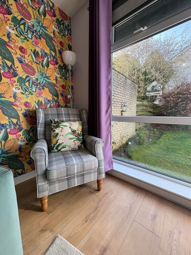 Stylish 2 bedroom Cottage Near Stirling + Parking & Pets