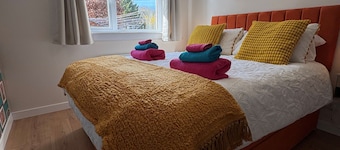 Stylish 2 bedroom Cottage Near Stirling + Parking & Pets