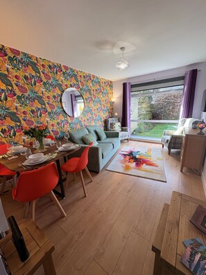 TV - Stylish 2 bedroom Cottage Near Stirling + Parking & Pets (Stirling)