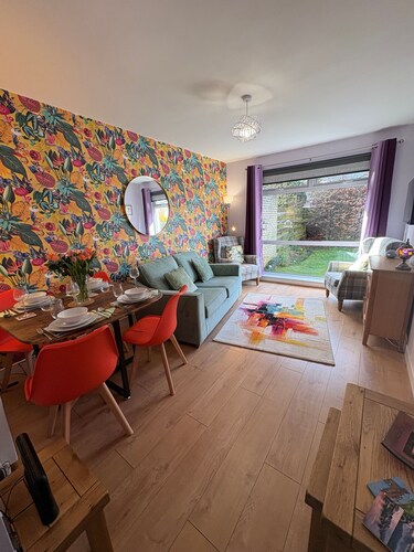 Stylish 2 bedroom Cottage Near Stirling + Parking & Pets