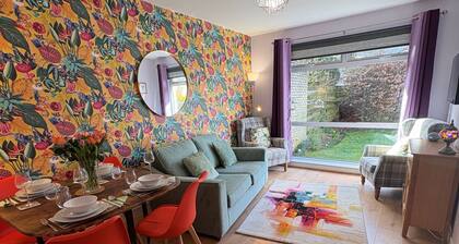 Stylish 2 bedroom Cottage Near Stirling + Parking & Pets
