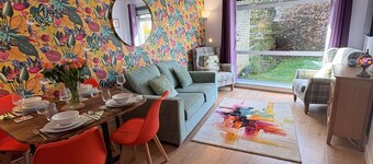 Stylish 2 bedroom Cottage Near Stirling + Parking & Pets
