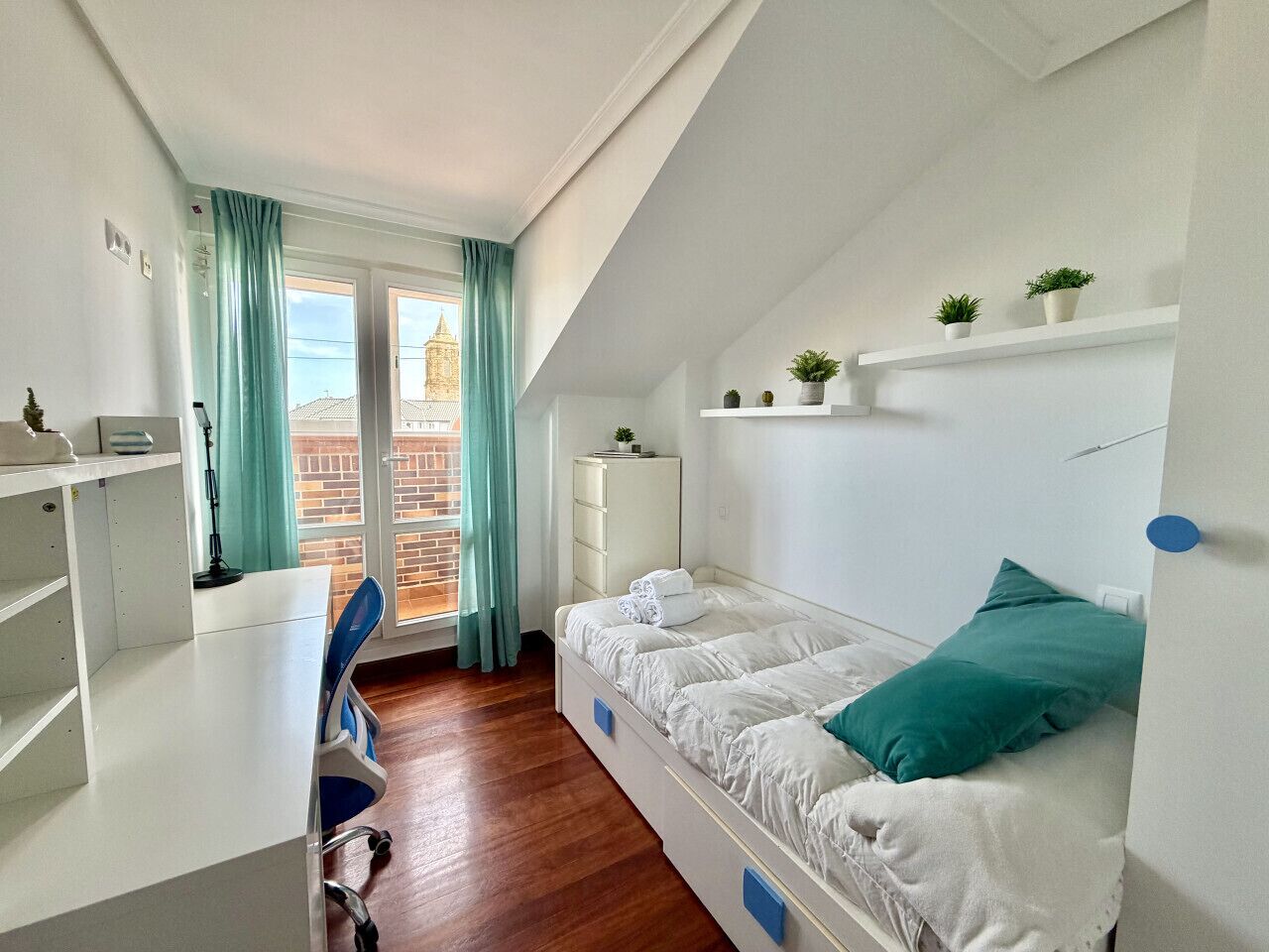 Tabla de planchar con plancha, wifi y ropa de cama 