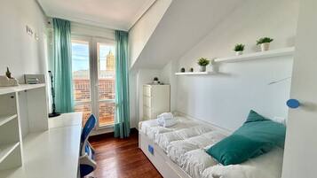 Tabla de planchar con plancha, wifi, ropa de cama
