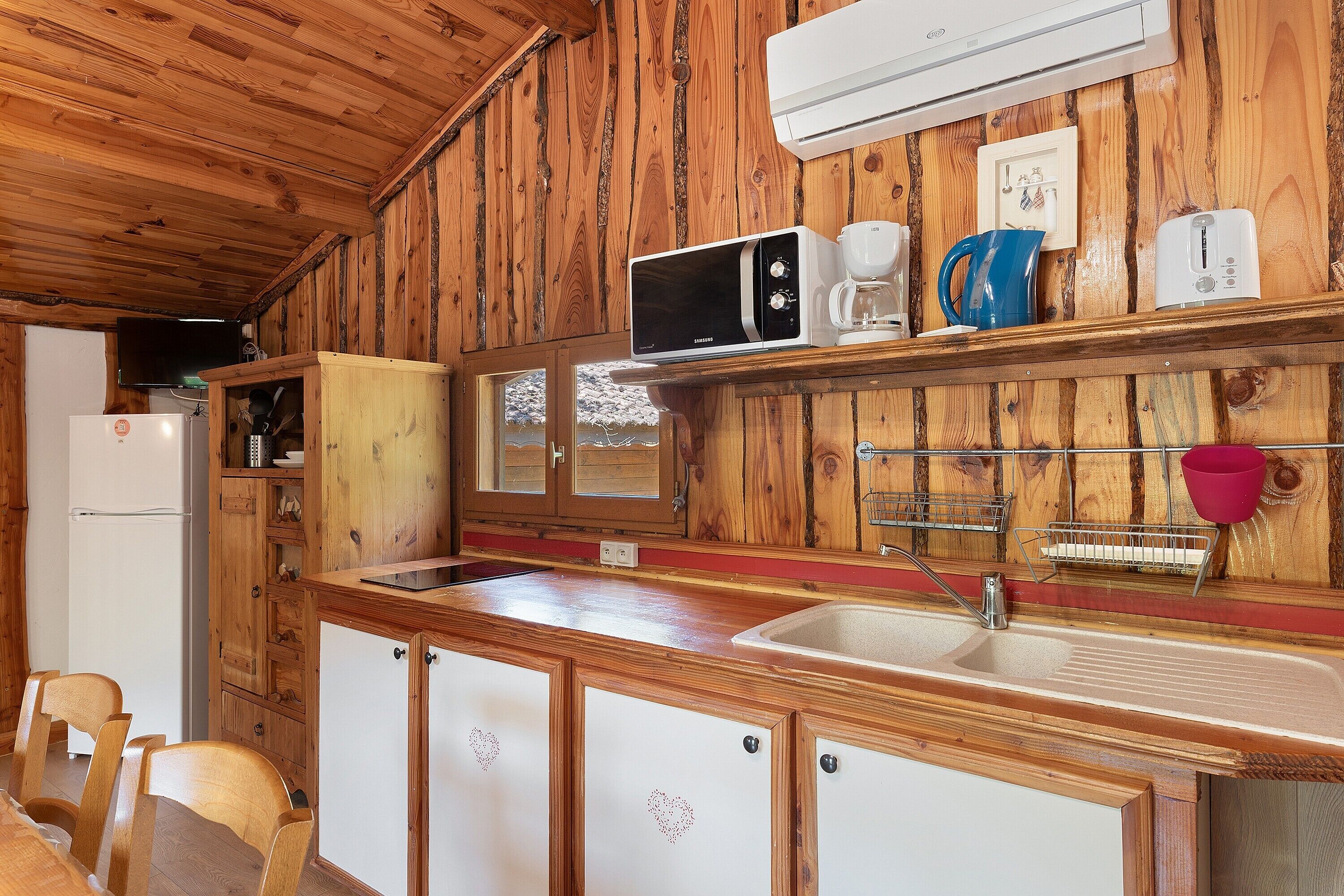 Refrigerador, microondas, parrilla de estufa y cafetera y tetera 