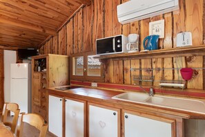 Frigorífic, microones, placa de cuina i cafetera i tetera