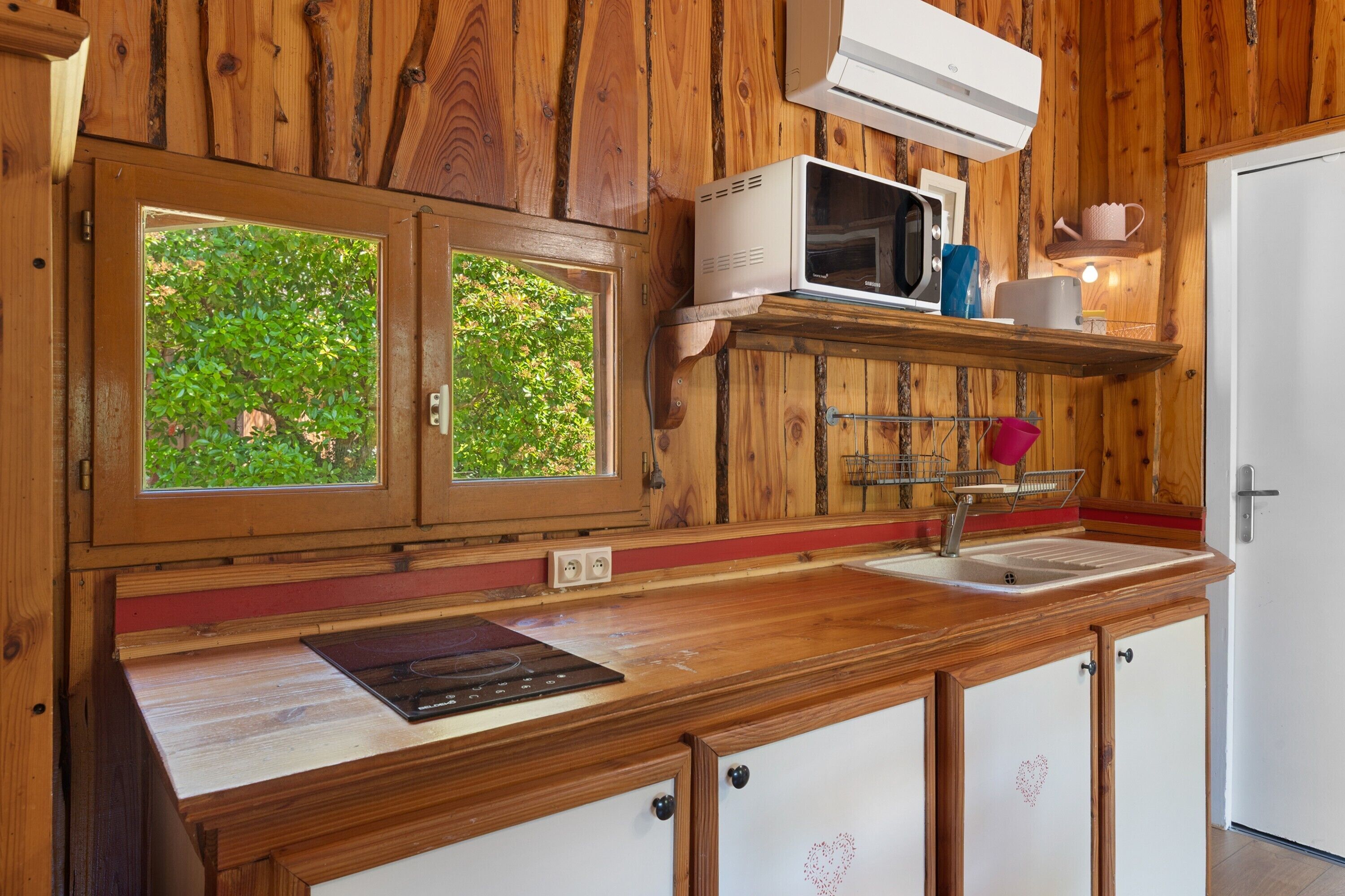 Refrigerador, microondas, parrilla de estufa y cafetera y tetera 