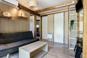 Una televisión, una mesa de tenis de mesa