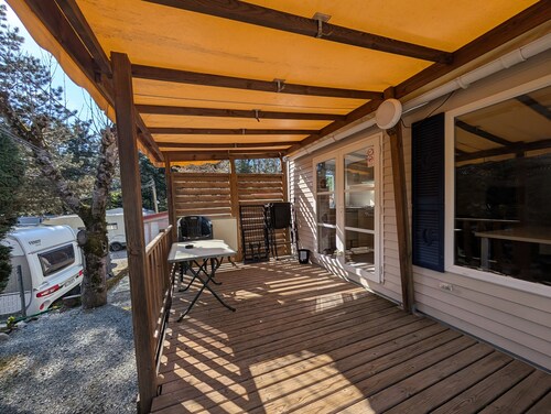 Caravane « Mobil Home Lodge 77 N° 27 » avec piscine partagée