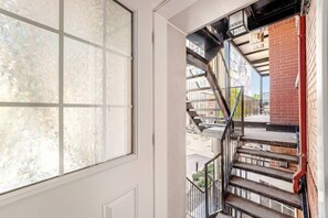 Eine Treppe mit Metallgeländern, die zu einem Außenbereich führt.