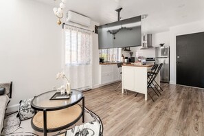 Eine moderne Wohnung mit Essbereich, Küche und Wohnraum.