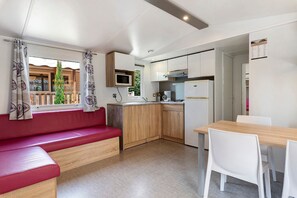 Fridge, microwave, stovetop, coffee/tea maker - Apartment 'Lodge 87 No.47' with Mountain View, Wi-Fi and Air Conditioning (Vaulnaveys-le-Bas)