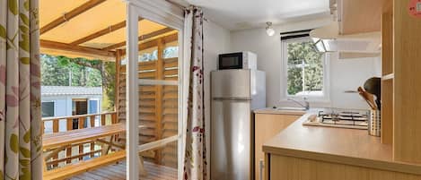 Refrigerador, microondas, parrilla de estufa y cafetera y tetera
