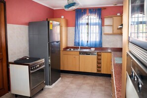 Großer Kühlschrank, Mikrowelle, Ofen