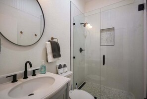 Bathroom - Eagles Nest View of Lake Buchanan - 2BR w Hot Tub & Gorgeous Views (Burnet)