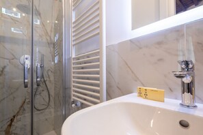 Shower, bidet, towels, shampoo - San Niccolò Atelier Grande (Firenze)