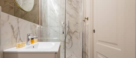 Shower, bidet, towels, shampoo
