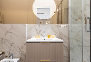 Shower, bidet, towels, shampoo - San Niccolò Atelier Grande (Firenze)